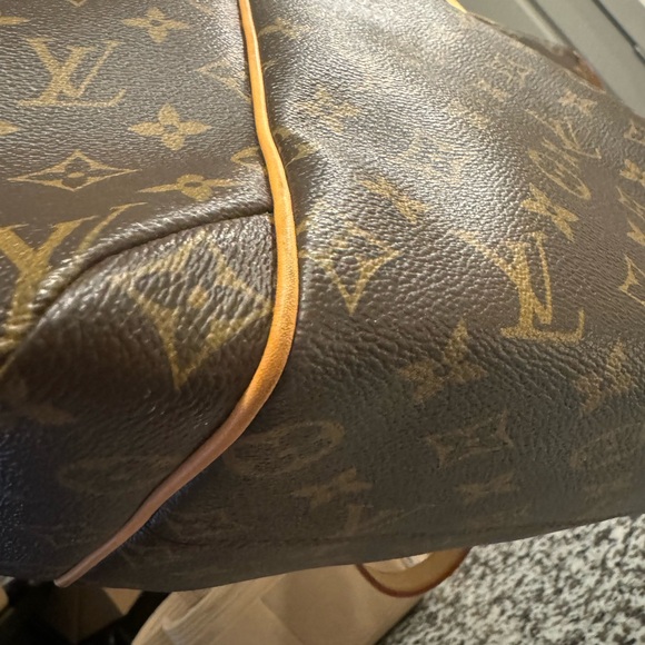 Louis Vuitton Totally MM - Zip Closure Tote - Picture 15 of 16